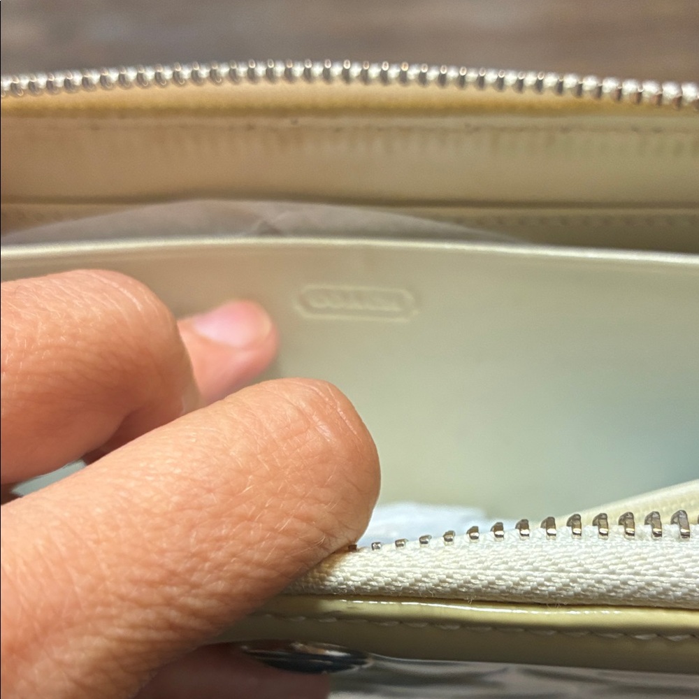 ‼️Coach Cream Embossed Wallet‼️ - Picture 6 of 8